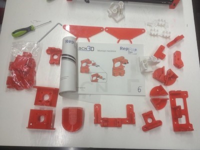 Algunas de las piezas utilizadas para montar la impresora 3D. 