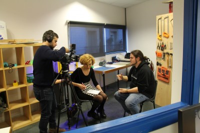 Néstor Aparicio explicant a Àrtic BTV què fem amb impressió 3D i Grans Makers.