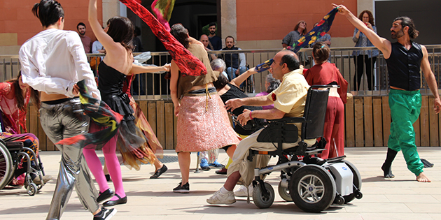 el grup de dansa integrada al claustre del convent durant una representació al festival TuDanzas