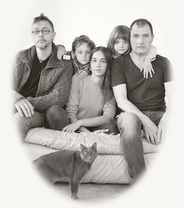 Retrat realitzat amb estètica de fotografia antiga, d'una de les famílies no "heteronormatives" amb tres persones adultes i dos infants.
