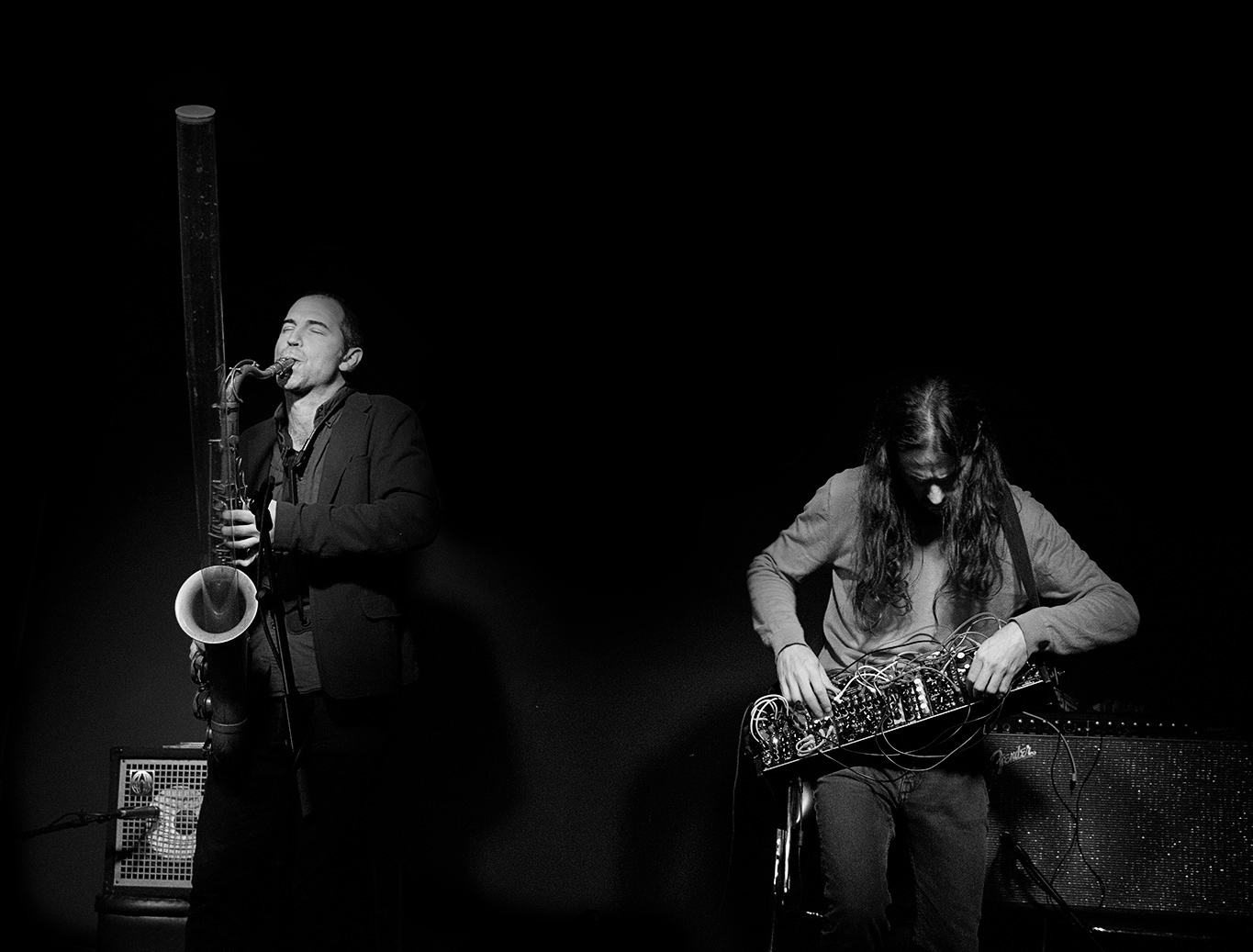 tos dos músics amb els seus instruments en una fotografia blanc i negre